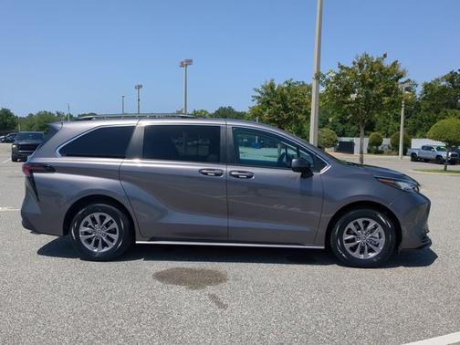 2023 Toyota Sienna LE