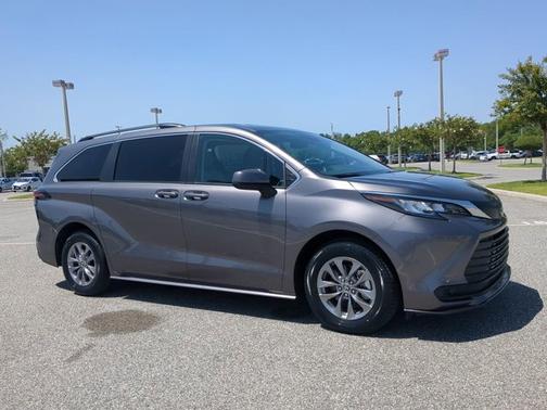 2023 Toyota Sienna LE