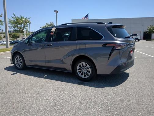 2023 Toyota Sienna LE
