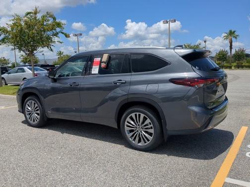 2025 Toyota Highlander Hybrid Platinum