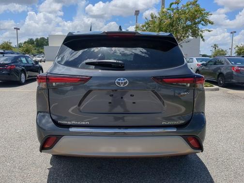 2025 Toyota Highlander Hybrid Platinum