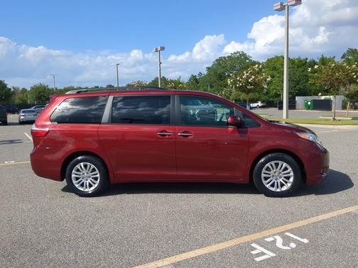 2017 Toyota Sienna XLE