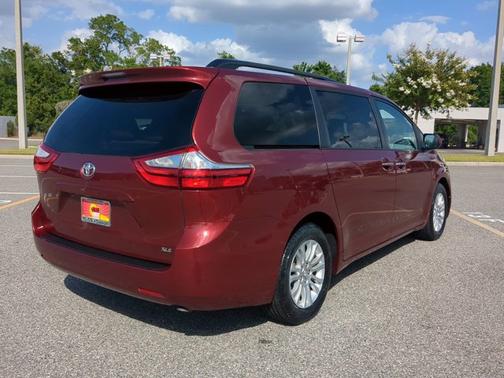 2017 Toyota Sienna XLE