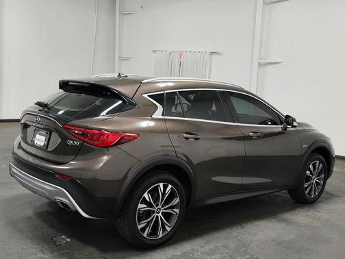 2017 INFINITI QX30 Premium
