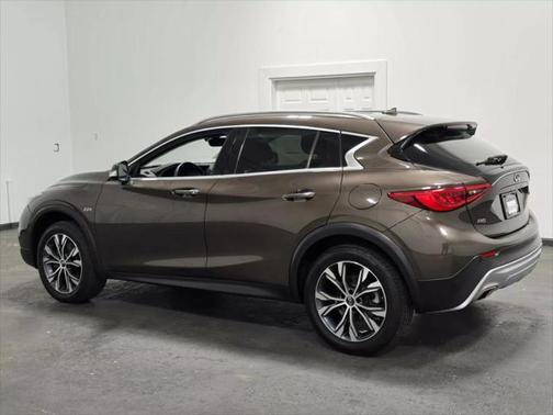 2017 INFINITI QX30 Premium