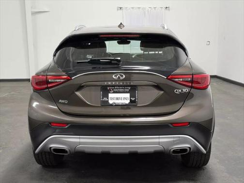 2017 INFINITI QX30 Premium