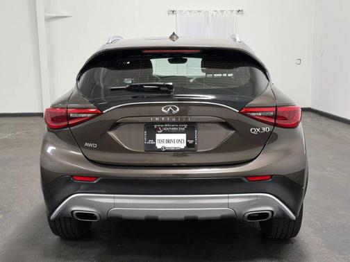 2017 INFINITI QX30 Premium