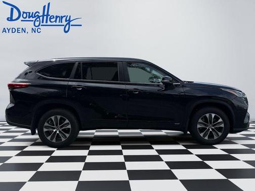 Midnight Black Metallic 2023 Toyota Highlander Hybrid XLE