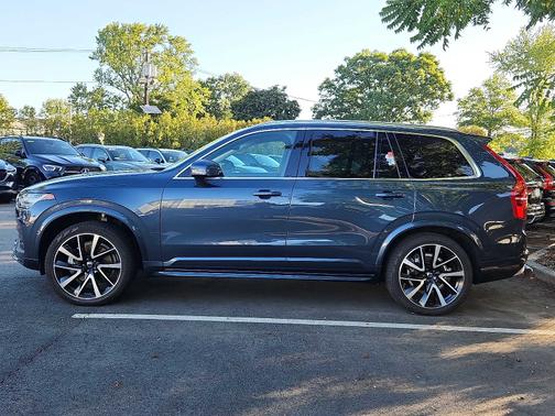2022 Volvo XC90 T6 AWD Momentum 7 Seater