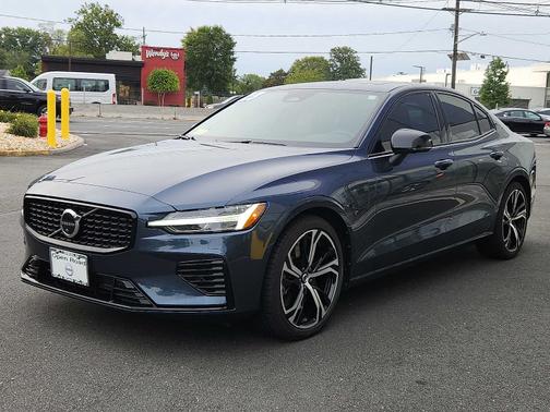 2023 Volvo S60 Recharge Plug-In Hybrid Plus Dark