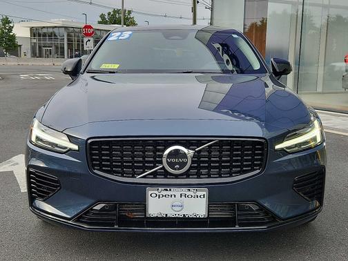 2023 Volvo S60 Recharge Plug-In Hybrid Plus Dark