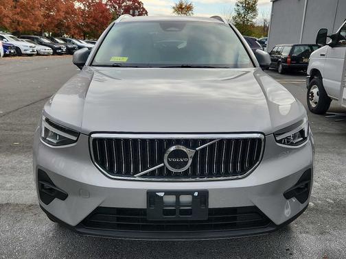 2023 Volvo XC40 B5 AWD Plus Bright