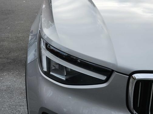 2023 Volvo XC40 B5 AWD Plus Bright