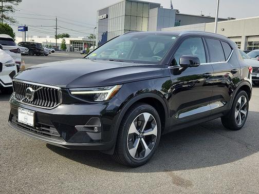 2023 Volvo XC40 B5 AWD Plus Bright