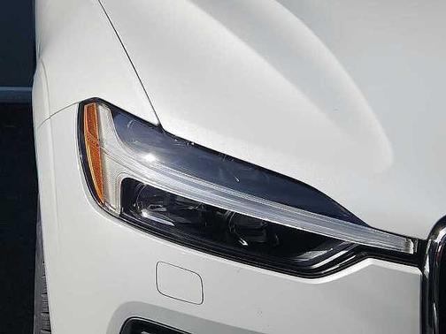Crystal White 2023 Volvo XC60 Core