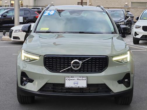 2024 Volvo XC40 B5 Plus Dark