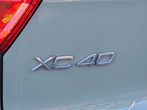 2024 Volvo XC40 B5 Plus Dark