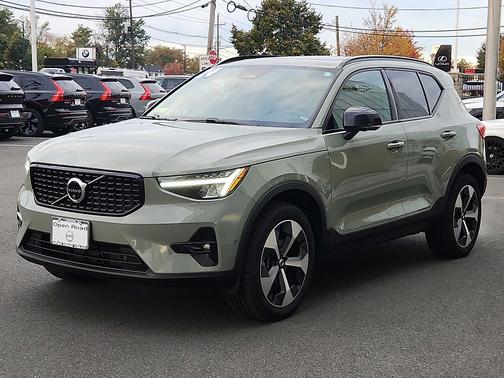 2024 Volvo XC40 B5 Plus Dark