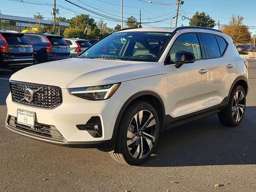 2024 Volvo XC40 B5 Ultimate Dark