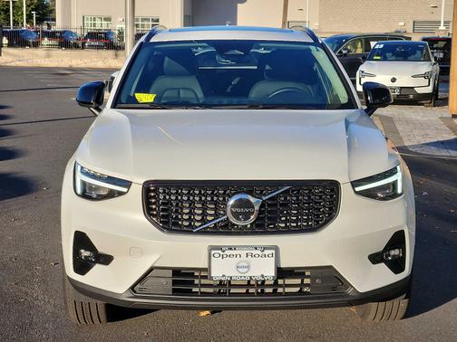 2024 Volvo XC40 B5 Ultimate Dark