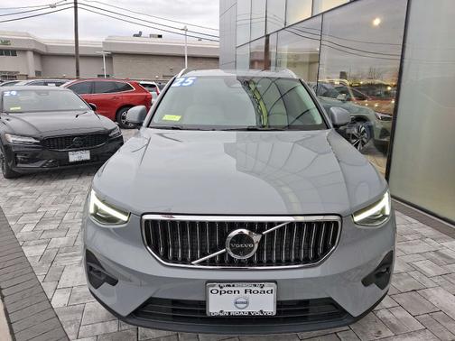 2025 Volvo XC40 B5 Plus Bright Theme