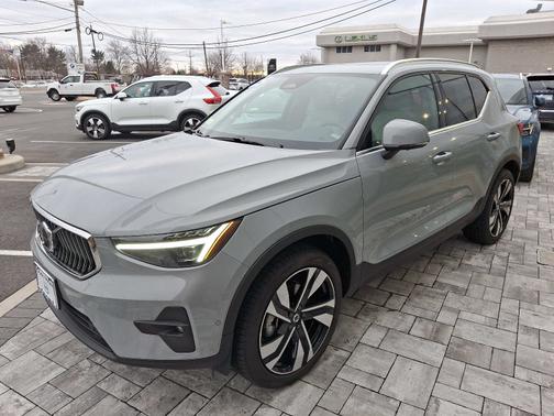 2025 Volvo XC40 B5 Plus Bright Theme