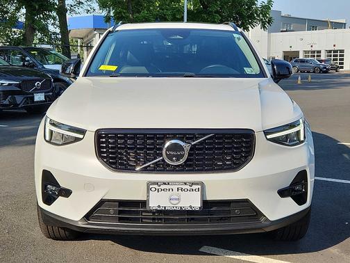 2023 Volvo XC40 B5 AWD Plus Dark