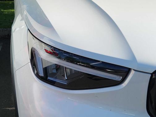 2023 Volvo XC40 B5 AWD Plus Dark