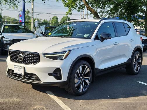2023 Volvo XC40 B5 AWD Plus Dark