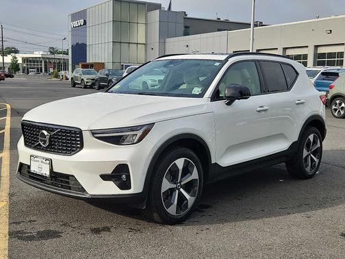 2023 Volvo XC40 B5 AWD Plus Dark