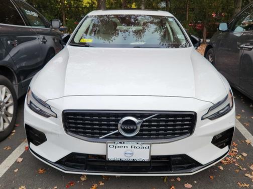 2022 Volvo S60 B5 AWD Momentum