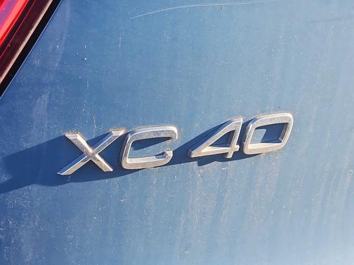 2023 Volvo XC40 B5 AWD Plus Dark