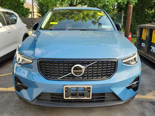 2023 Volvo XC40 B5 AWD Plus Dark
