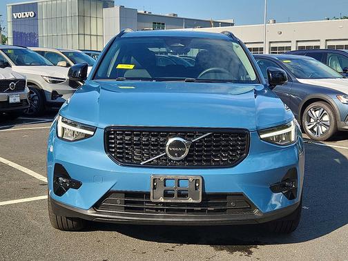 2023 Volvo XC40 B5 AWD Plus Dark