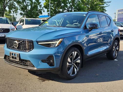 2023 Volvo XC40 B5 AWD Plus Dark