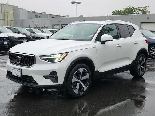 2023 Volvo XC40 B5 AWD Plus Bright