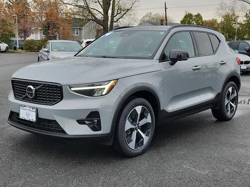 2024 Volvo XC40 B5 Plus Dark