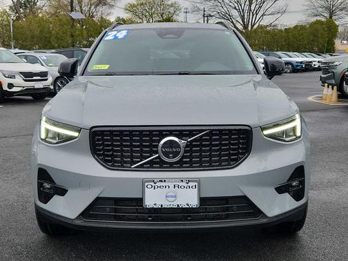 2024 Volvo XC40 B5 Plus Dark