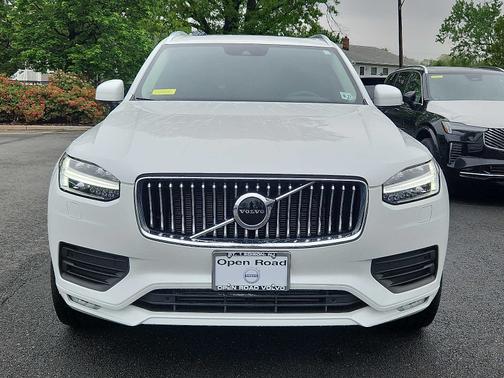 2022 Volvo XC90 T6 AWD Momentum 7 Seater