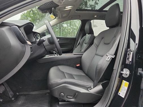2023 Volvo XC60 B5 AWD Plus Dark