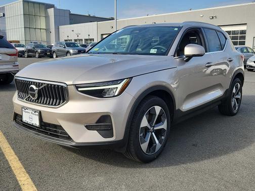 2024 Volvo XC40 B5 Core Bright