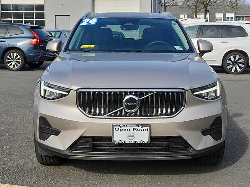2024 Volvo XC40 B5 Core Bright