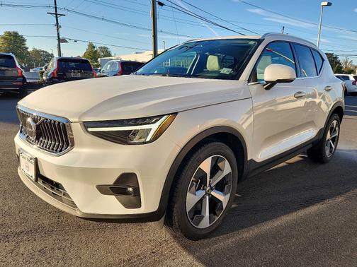 2023 Volvo XC40 B5 AWD Plus Bright