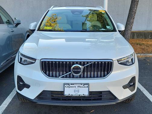 2023 Volvo XC40 B5 AWD Plus Bright