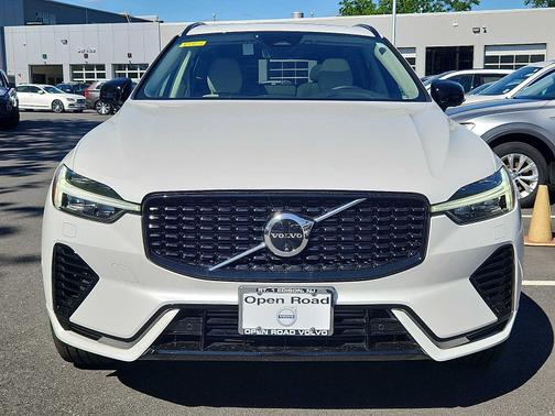 2024 Volvo XC60 Recharge Plug-In Hybrid T8 Plus Dark