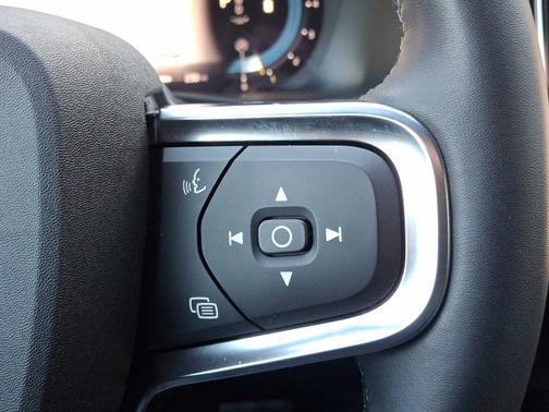 2023 Volvo XC40 B5 AWD Core