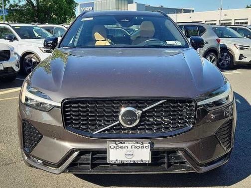 Platinum Grey 2023 Volvo XC60 B6 AWD Ultimate Dark