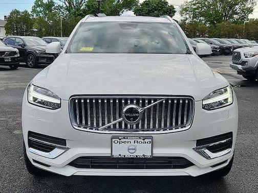Crystal White 2024 Volvo XC90 Plus