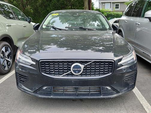 2023 Volvo S60 Recharge Plug-In Hybrid Plus Dark