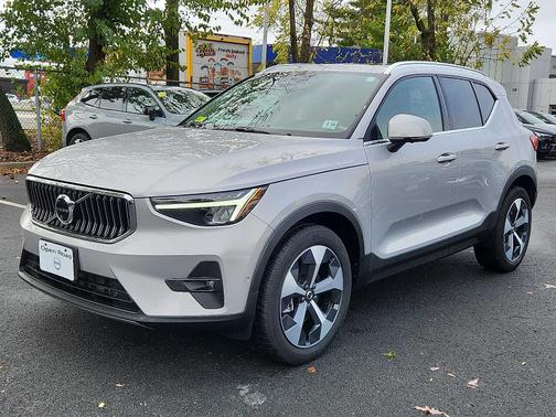 2024 Volvo XC40 B5 Plus Bright